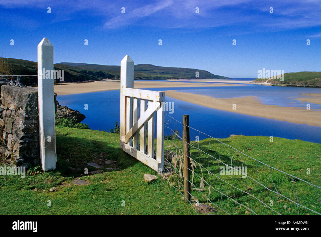 Baie de BALNAKEIL BAY VUE VERS L'ECOSSE À TRAVERS LA PORTE BLANCHE Banque D'Images