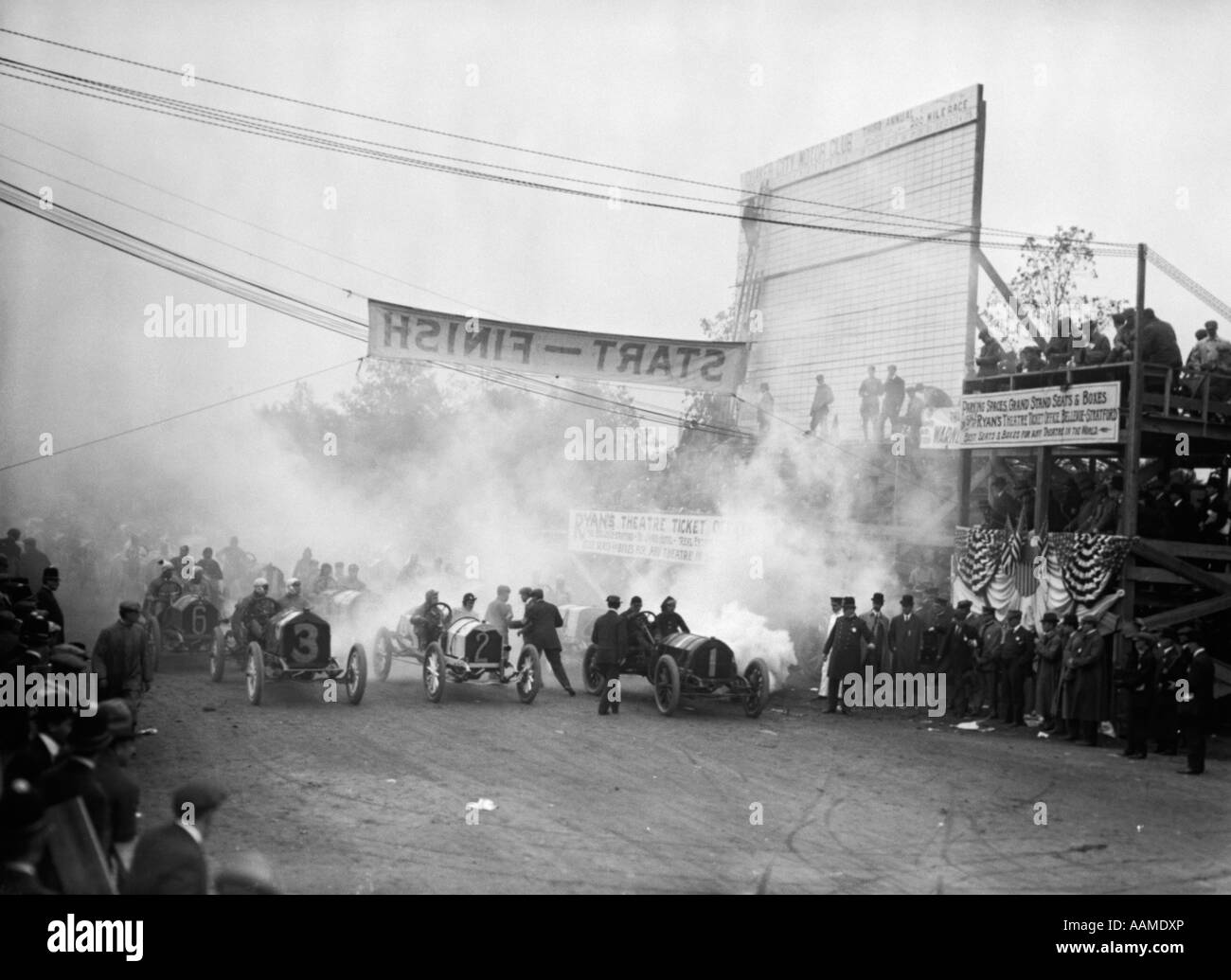 1910 Course AUTO À FAIRMOUNT PARK PHILADELPHIA AVEC LES VOITURES SE SONT RÉUNIS À COUPS DE LIGNE DE DÉPART JUSQU'À LA POUSSIÈRE Banque D'Images