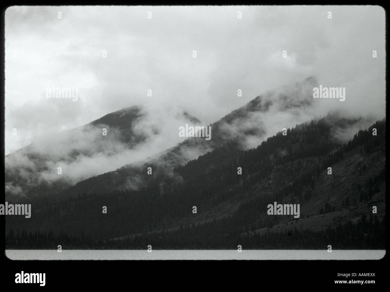 Les nuages bas dans les montagnes de Grand Teton National Park Banque D'Images