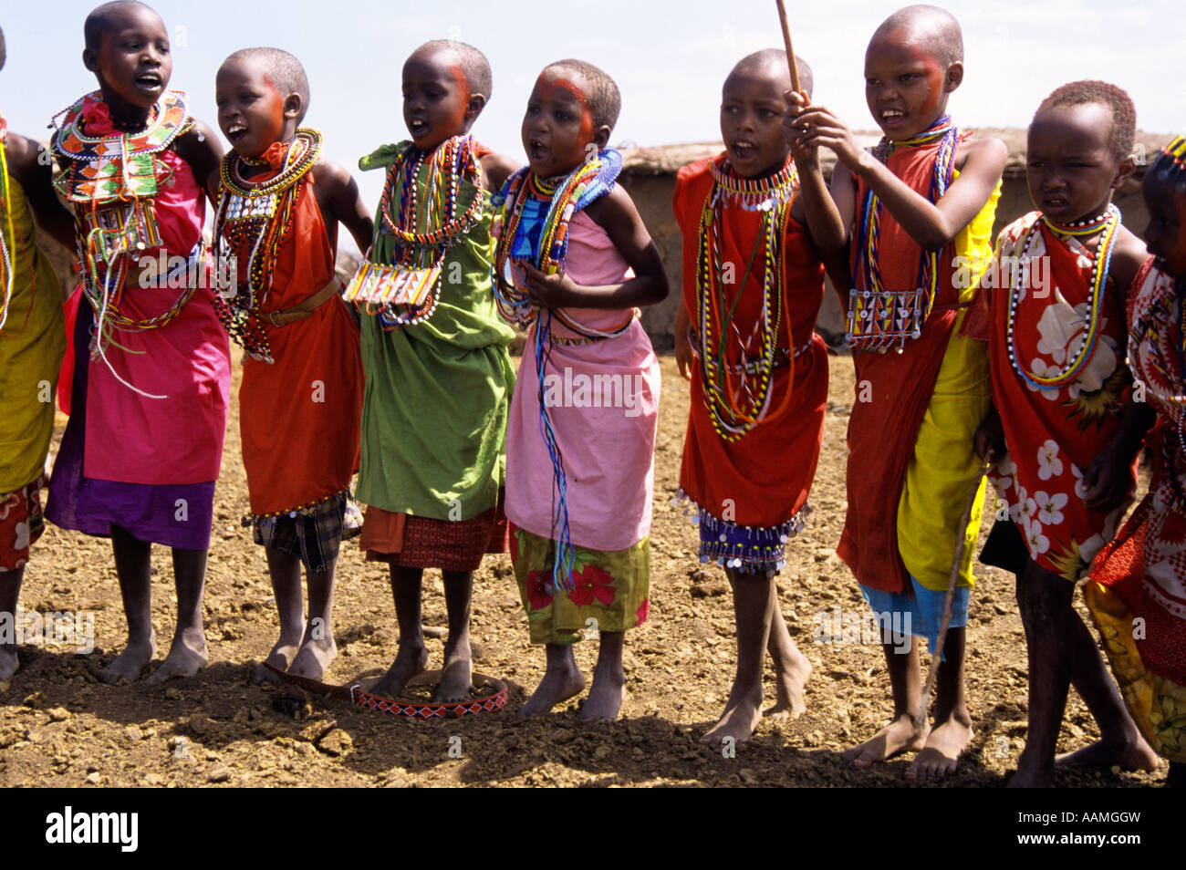 Le CHANT ET LA DANSE ENFANTS MASAI Masai Mara, KENYA Banque D'Images