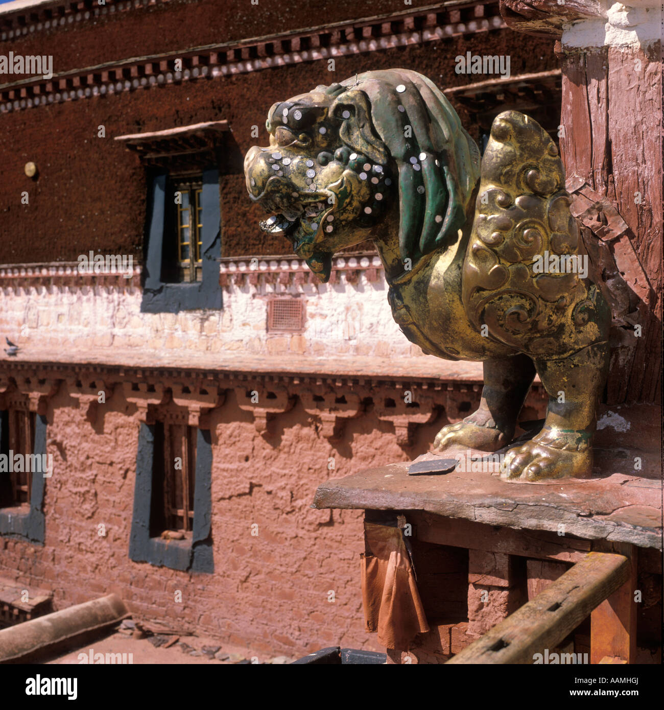 La FIGURE HÉRALDIQUE DU LION DES NEIGES DU TIBET le palais du Potala à — free download
