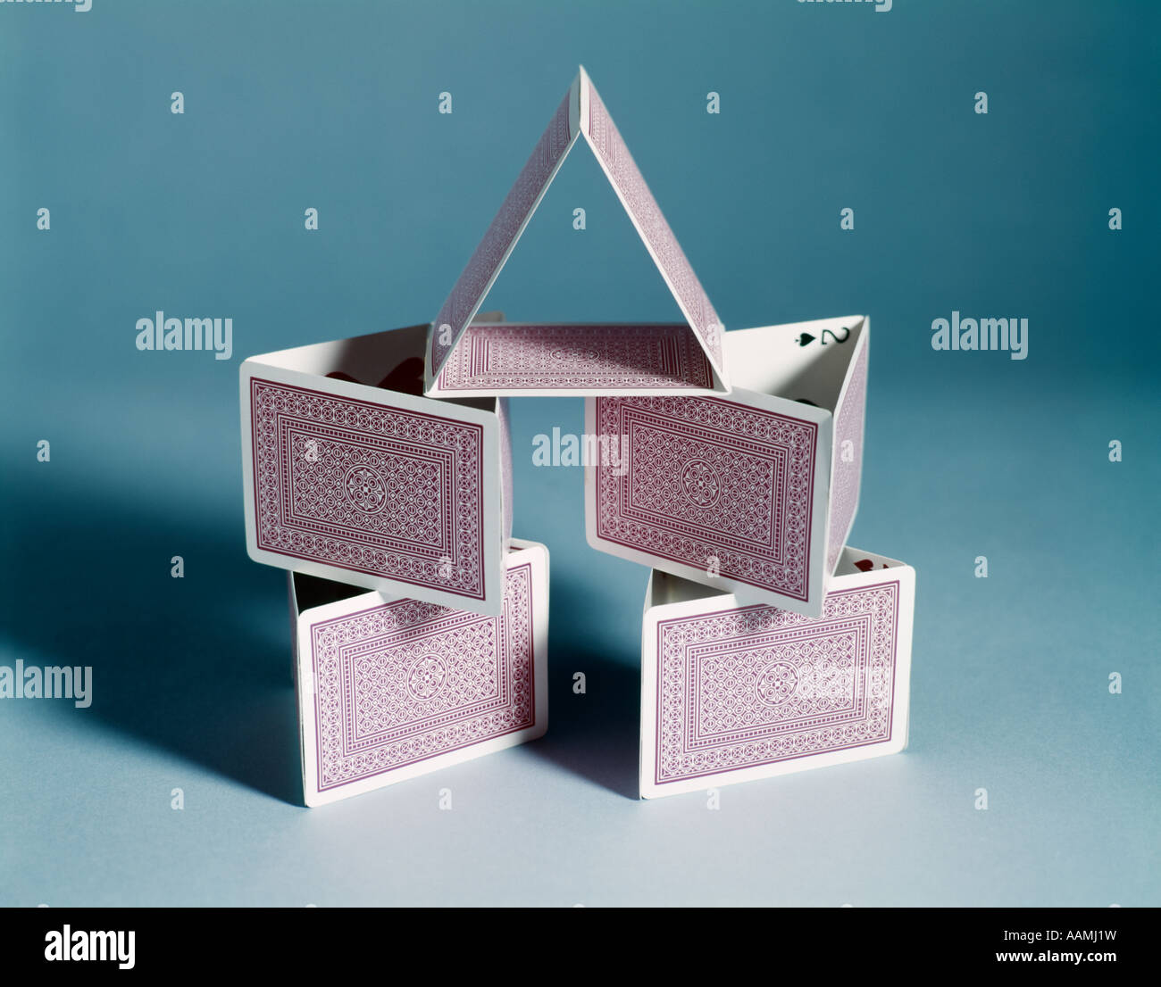 Chateau De Cartes Pyramide Triangle Batiment Structure Risque L Equilibre Risque Faible Danger Jeu Effondrement Fragile Ne Retro Photo Stock Alamy