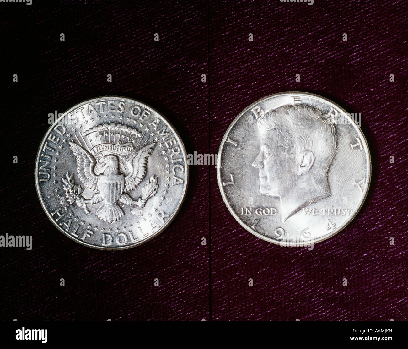 1964 UNITED STATES KENNEDY PIÈCE 50 centimes DEMI-DOLLAR LES DEUX CÔTÉS FLIP CHEFS TAILS EN DIEU NOUS AVONS CONFIANCE RETRO VINTAGE Banque D'Images