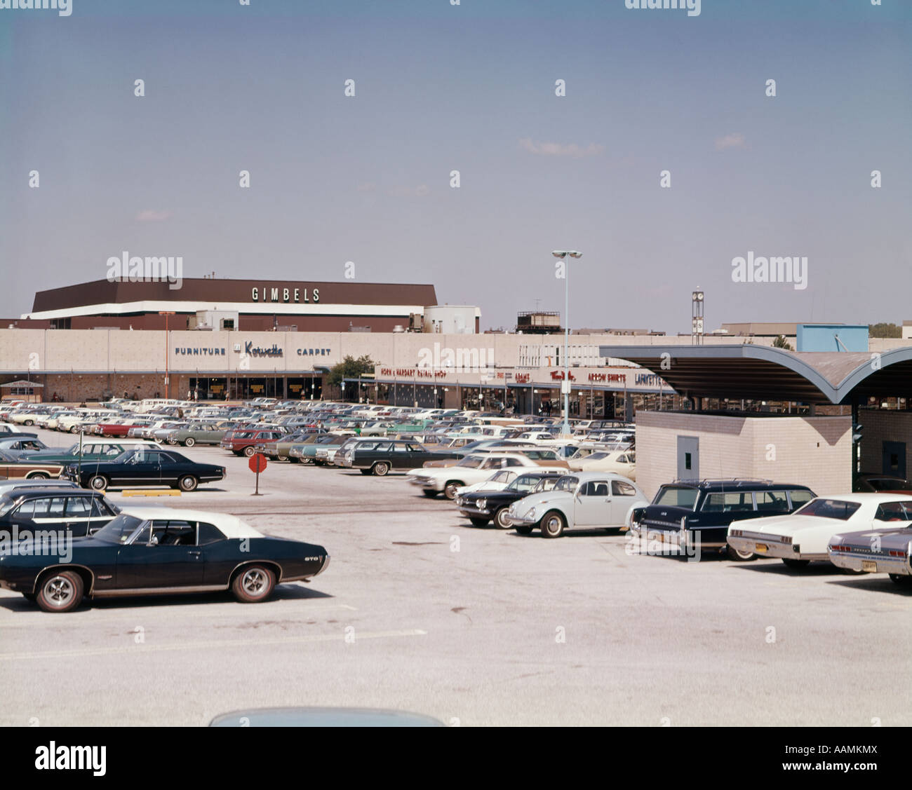 1970 VOITURES PARKING CENTRE COMMERCIAL DE BANLIEUE GIMBELS MAGASIN King of Prussia Mall MAGASINS VINTAGE RETRO PA Banque D'Images