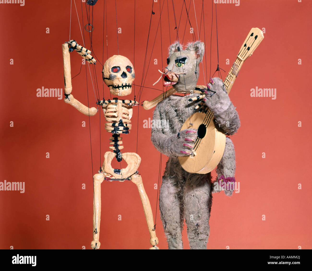Marionnettes Marionnettes SQUELETTE ET CAT Playing Guitar Banque D'Images