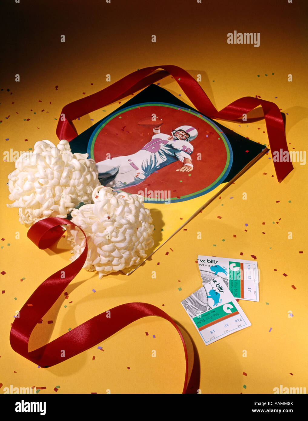 Le programme de football rétro talons de billets JEU MAMAN CHRYSANTHÈME CORSAGES RUBAN ROUGE CONFETTI FOND JAUNE HOMECOMING Banque D'Images