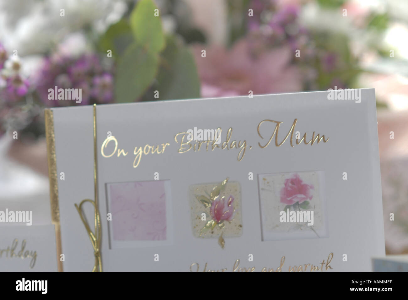 Carte D Anniversaire Et Des Fleurs Pour Maman Photo Stock Alamy