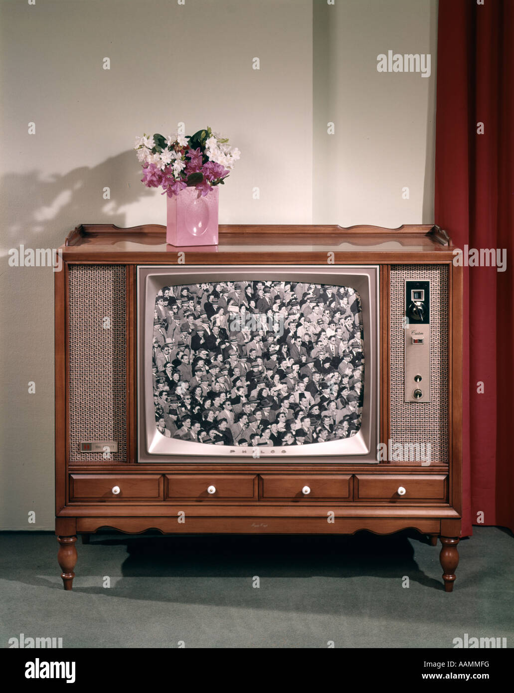 1960 CONSOLE GRANDE TÉLÉVISION AVEC ÉCRAN NOIR ET BLANC IMAGE ET VASE ...