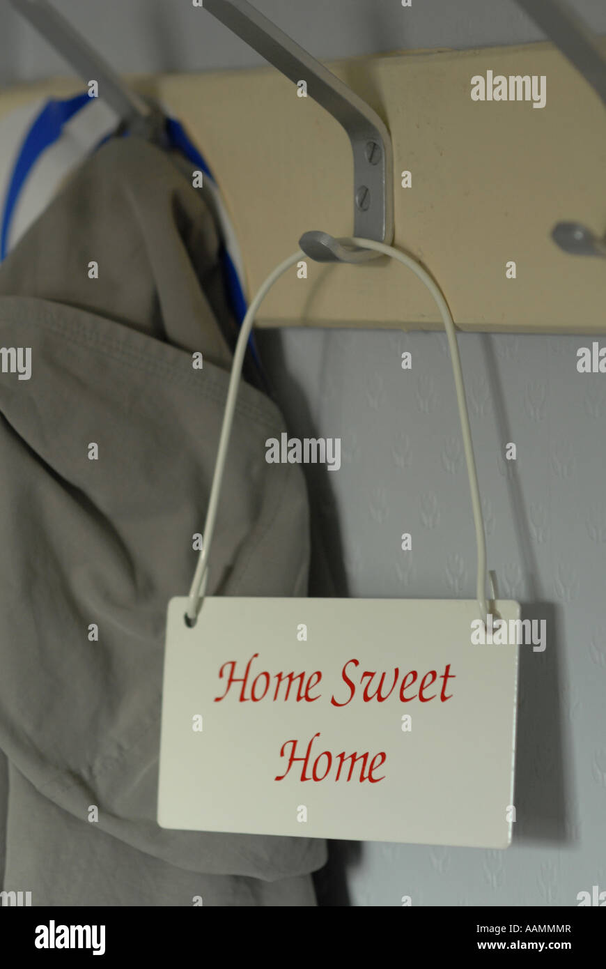 Home sweet home inscription suspendue dans un couloir Banque D'Images