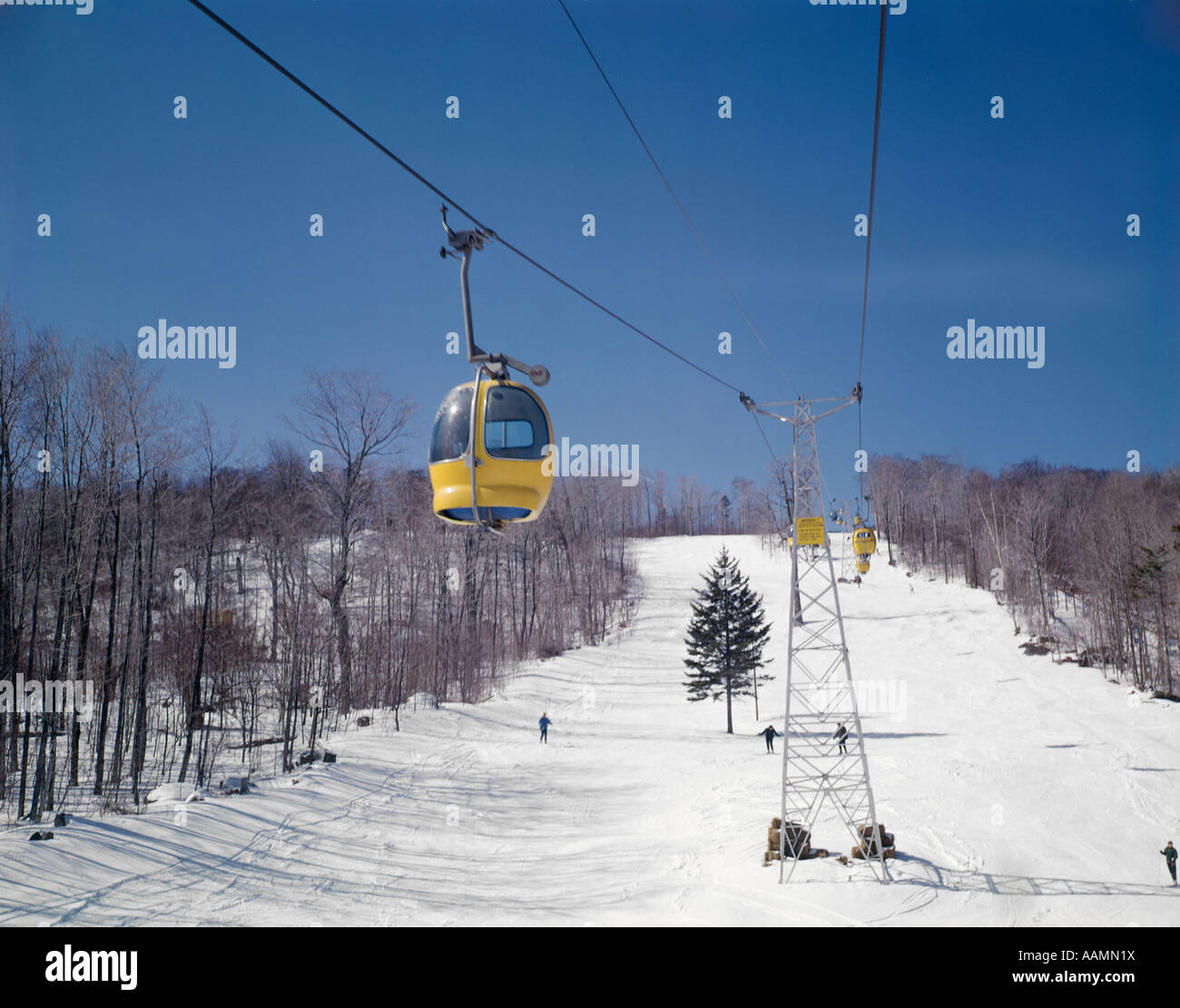 1960 1960 BULLE JAUNE EN FORME DE PENTE VOITURES RÉTRO SKI HILL Banque D'Images