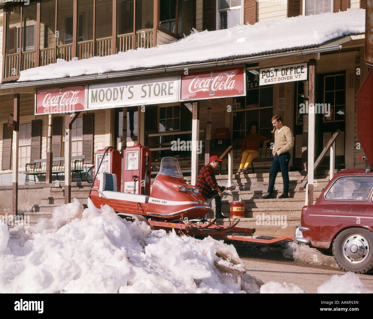 1960 REMORQUE MOTONEIGE voiture garée PAR MOODY'S STORE POSTE EAST DOVER VT 2 HOMMES SUR LES MESURES COCA COLA COKE NEIGE SIGNES Banque D'Images