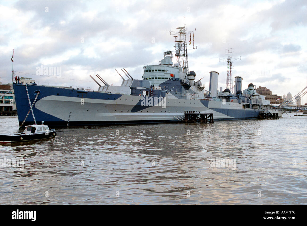 Le HMS Belfast amarré sur la rivière Thames South Bank de Londres. Cette image était précédemment disponible comme une image6509C. Banque D'Images