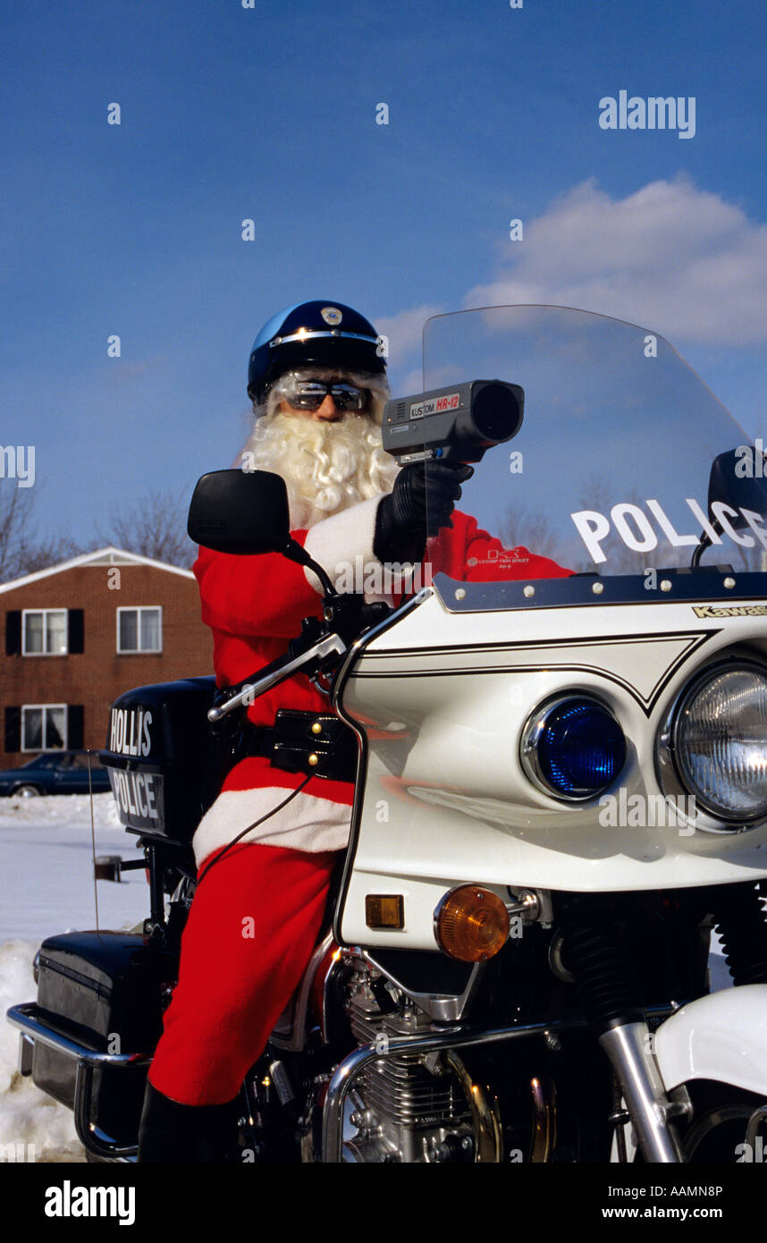 Agent de police déguisé en Père Noël sur MOTORCYCLE Banque D'Images