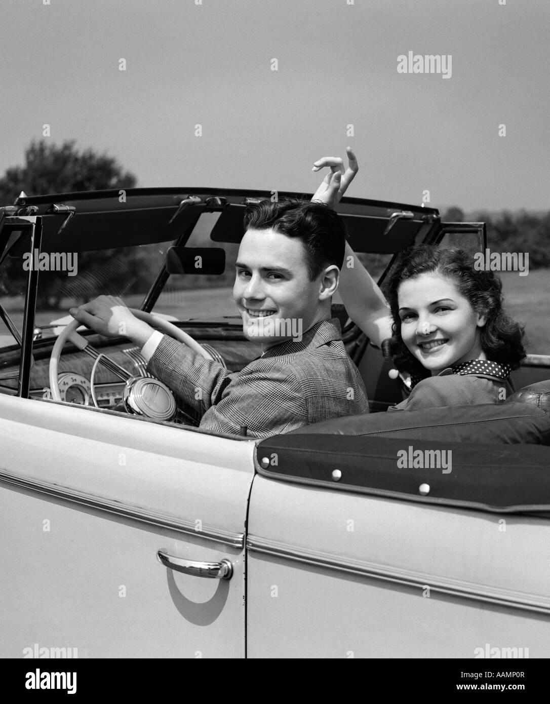 Heureux homme assis sur une voiture Banque d'images noir et blanc - Alamy