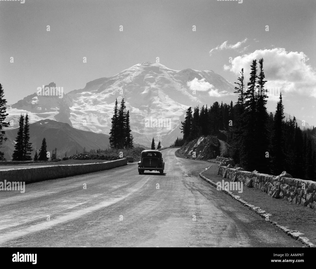 La CONDUITE AUTOMOBILE BERLINE 1930 ROUTE DE HAUTE MONTAGNE ENNEIGÉES vers le mont Rainier dans l'État de Washington USA Banque D'Images