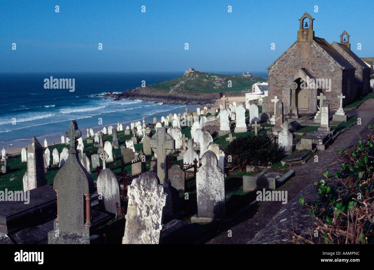 Pierres tombales du cimetière et chapelle en Barnoon St Ives, Cornwall, UK Banque D'Images