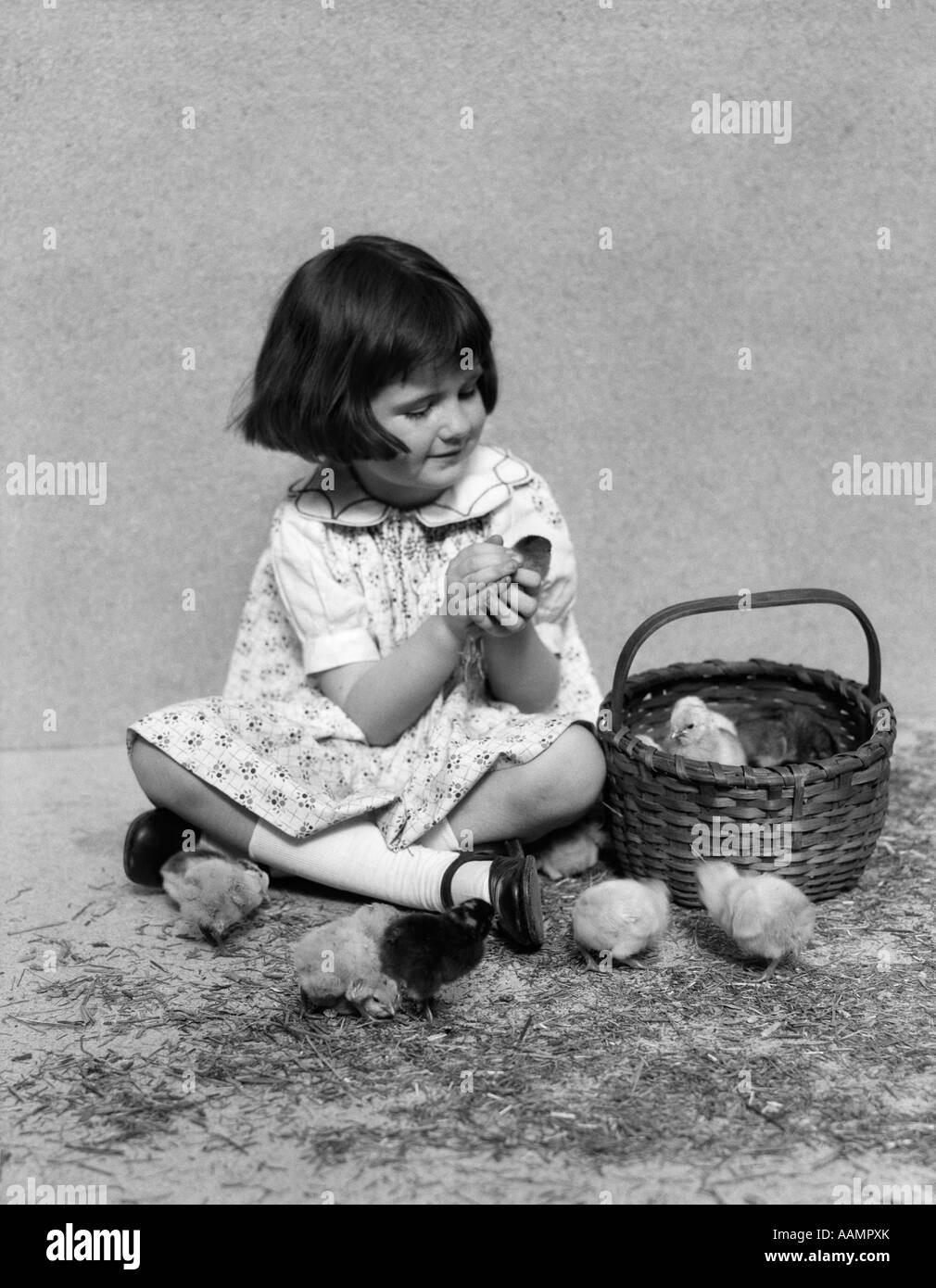 1930 SMILING GIRL AVEC LES CHEVEUX COURTS DE ROBE LONGUE COTON chaussettes blanches & MARY JANE SHOES SITTING Banque D'Images
