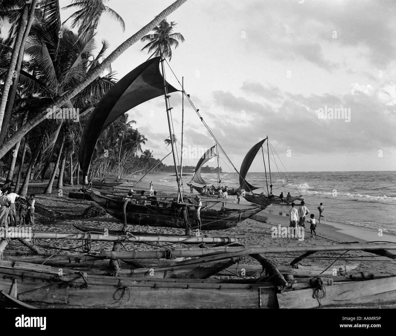 Années 1920 Années 1930 CATAMARANS SUR LA PLAGE TROPICALE OCÉAN INDIEN SRI LANKA Banque D'Images