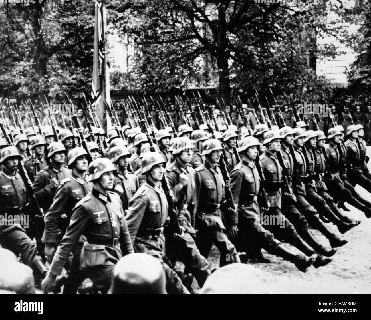 1940 les troupes allemandes défilant GOOSE STEPPING IN RUES DE VARSOVIE POLOGNE 1941 Banque D'Images