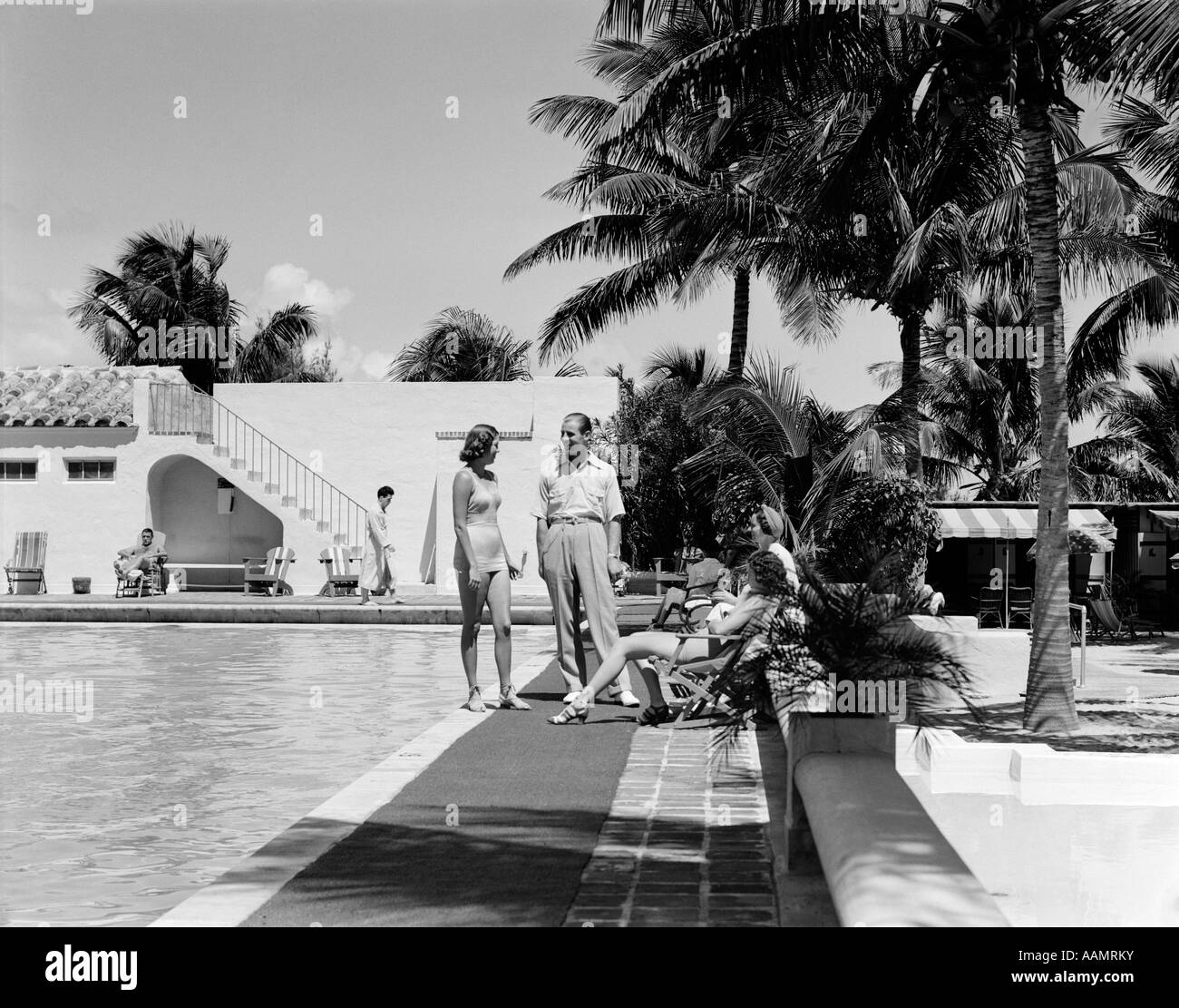 Piscine NAUTILUS HOTEL MIAMI BEACH PALMIERS MAILLOT DE 1940 Banque D'Images