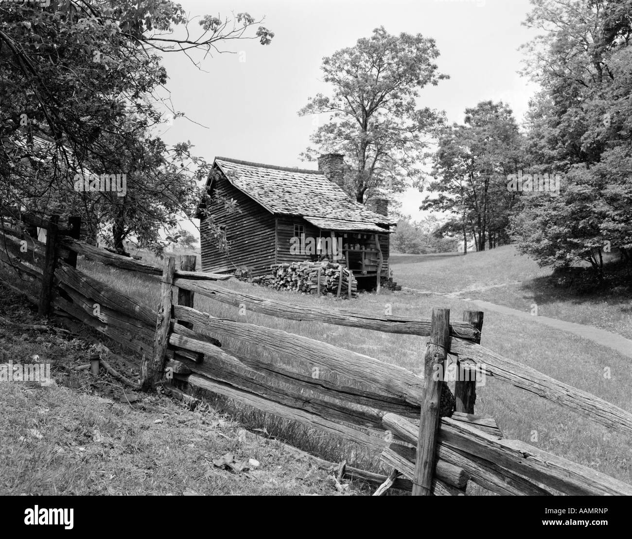 Cabane RUSTIQUE À PARTIR DE 1880 DERRIÈRE POST & RAIL FENCE IN Blue Ridge Mountains Banque D'Images