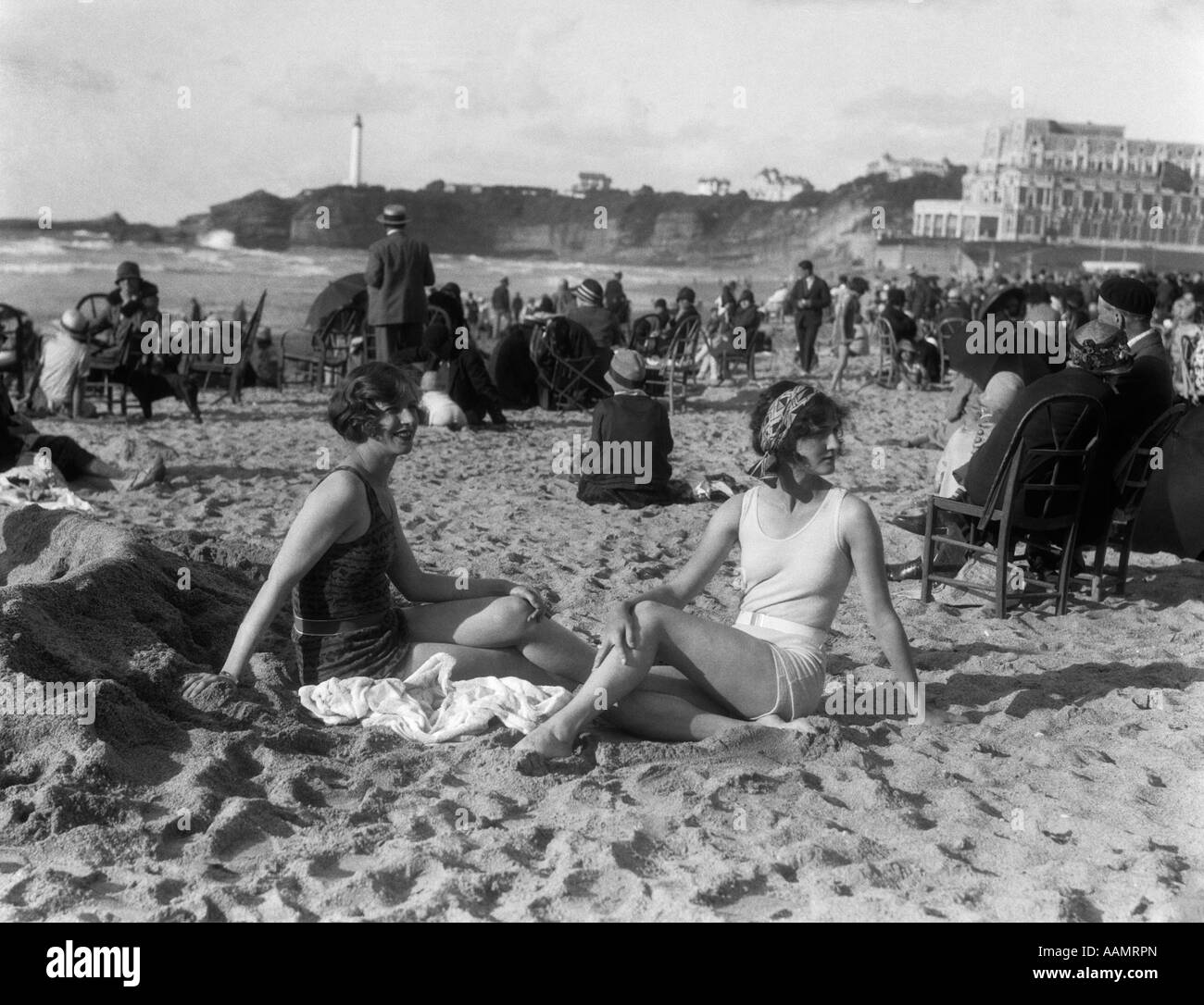 Années 20, DEUX FEMMES ASSISES SUR LA PLAGE BIARRITZ FRANCE BAY GASCOGNE MAILLOT Banque D'Images