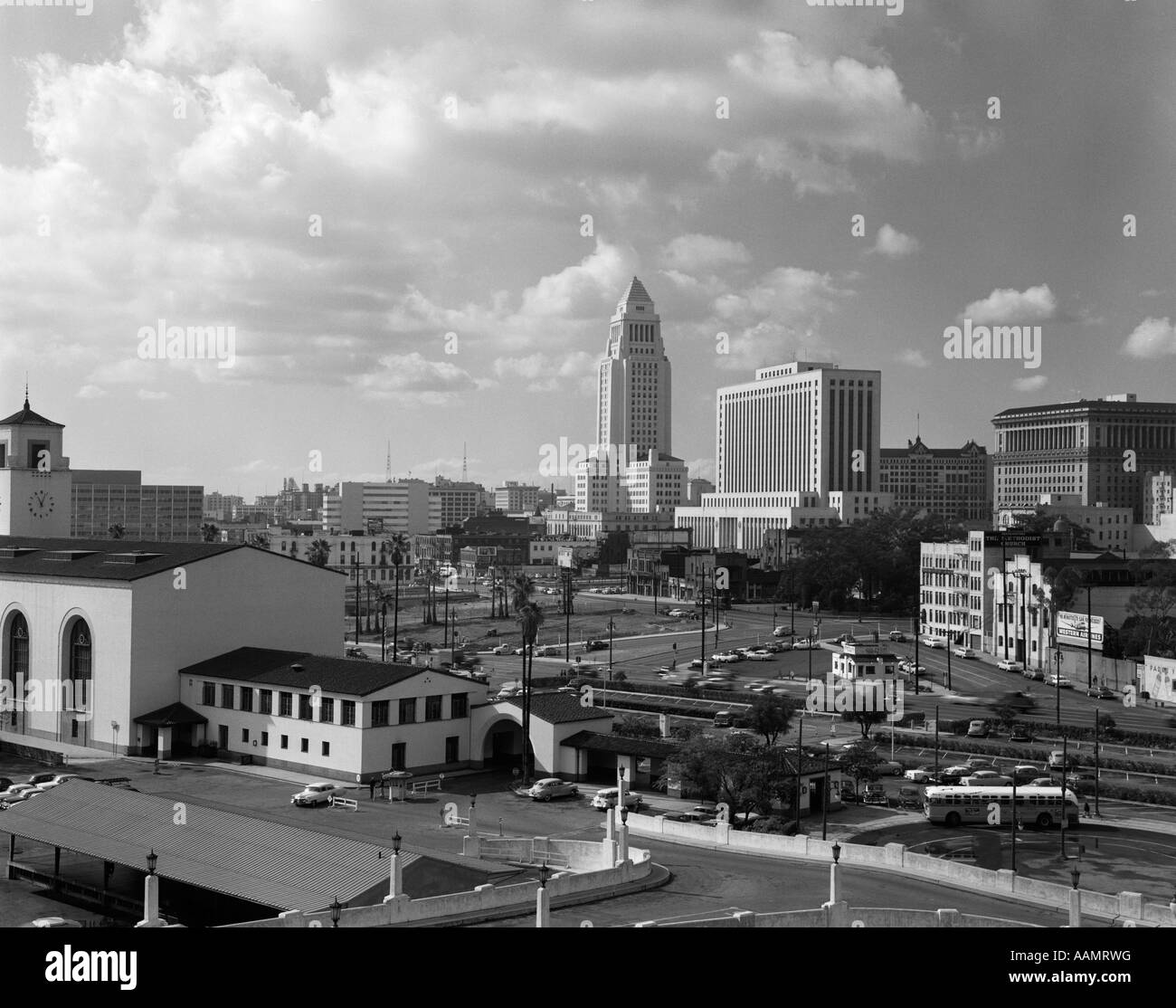 1950 LOS ANGELES CIVIC CENTER AVEC UNION STATION EN PREMIER PLAN Banque D'Images