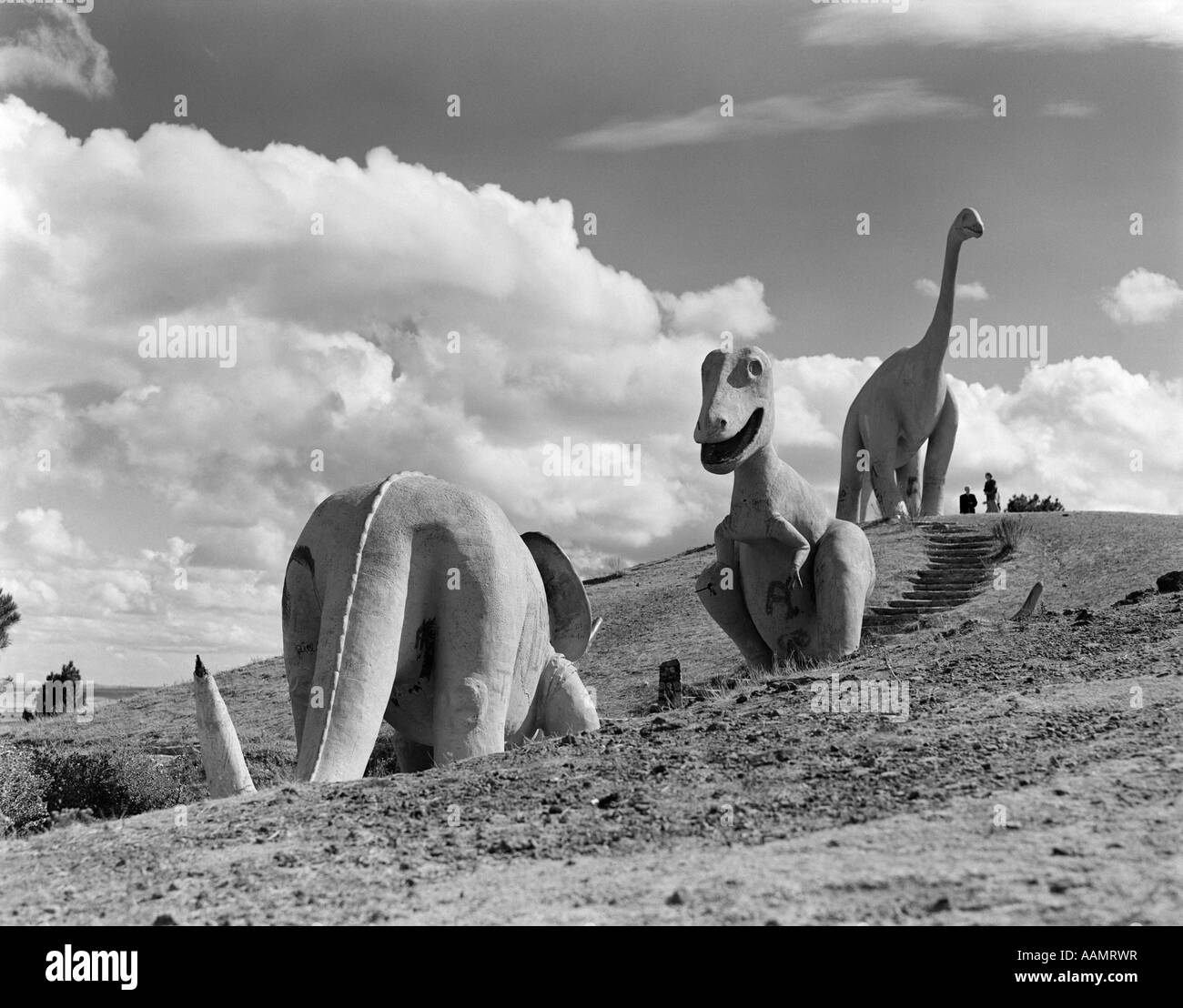 Années 1950, le DAKOTA DU SUD DU PARC DE DINOSAURES DINOSAURE TROIS STATUES ON HILLSIDE Banque D'Images