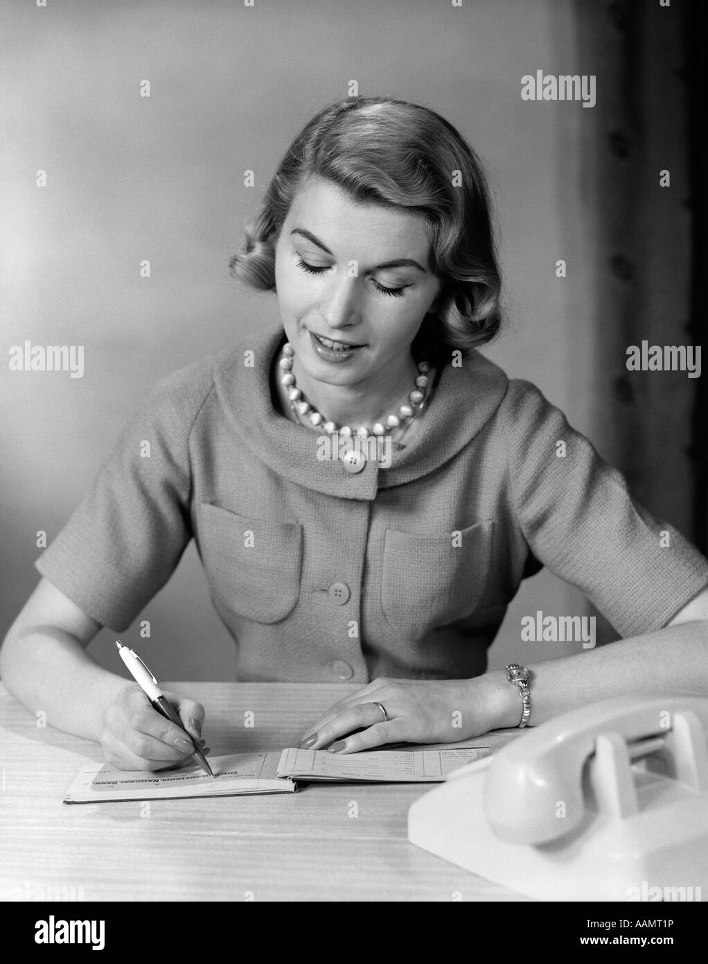 1950 WOMAN BALANCING CHÉQUIER Banque D'Images