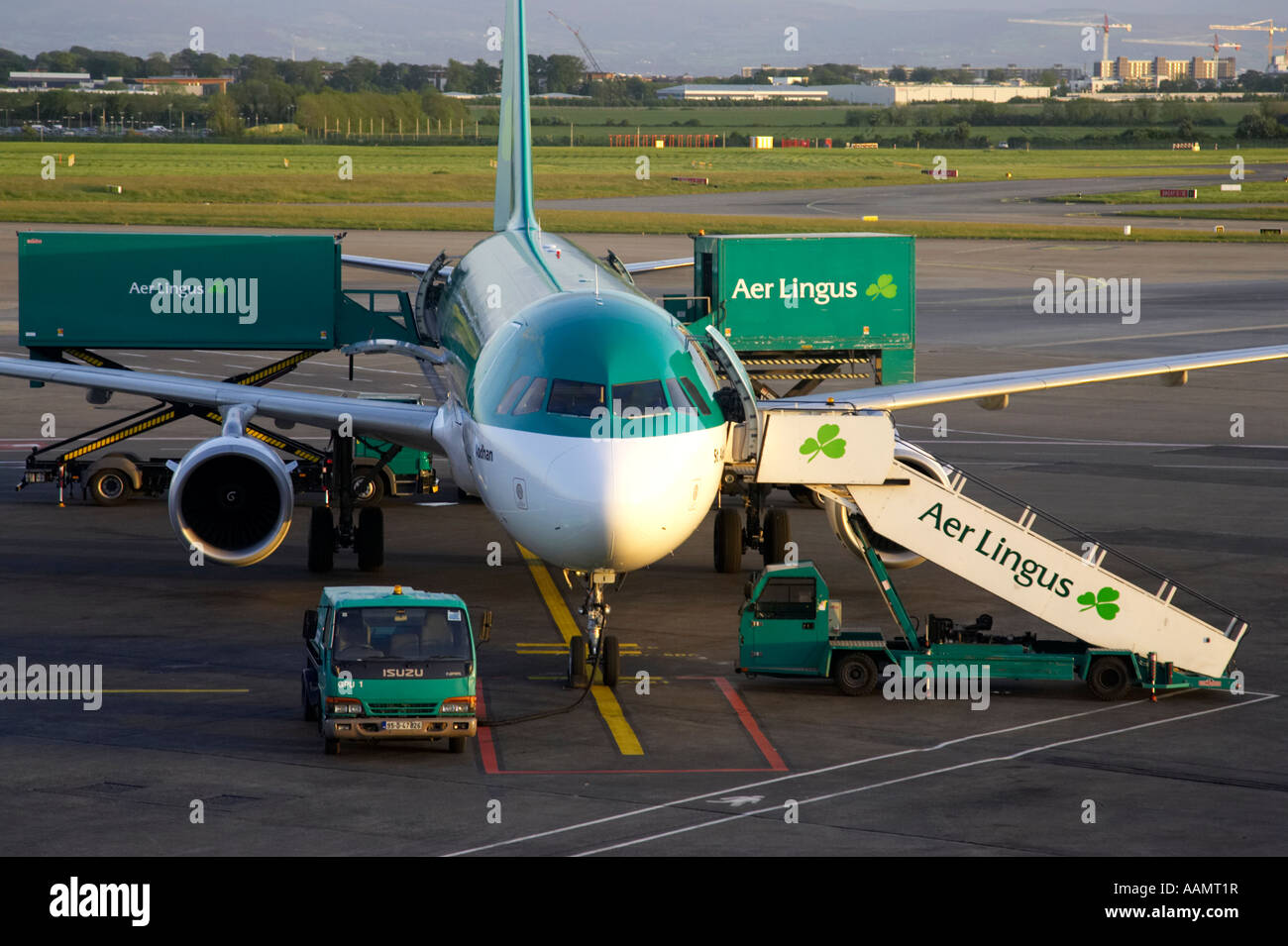 Close up d'avant de l'Airbus A320 d'Aer Lingus EI 211 CPG St Aodhan assis sur le tarmac avec étapes et Aer lingus van en cours de chargement Banque D'Images
