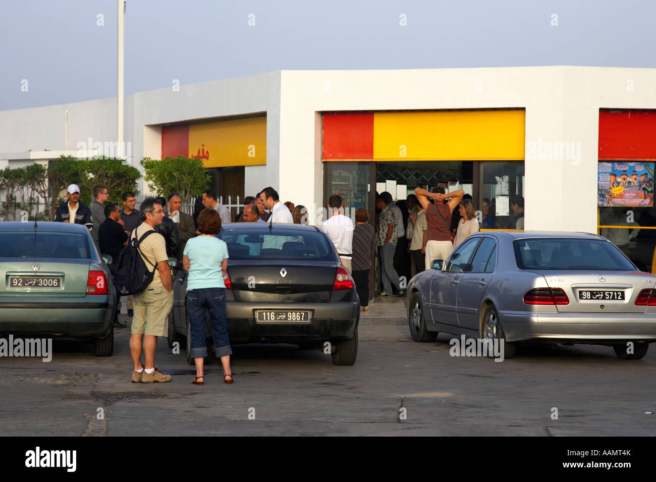 Les habitants et les touristes se tiennent à l'extérieur de la station service garage en boutique avant-cour sur l'autoroute en dehors de Sousse en Tunisie Banque D'Images