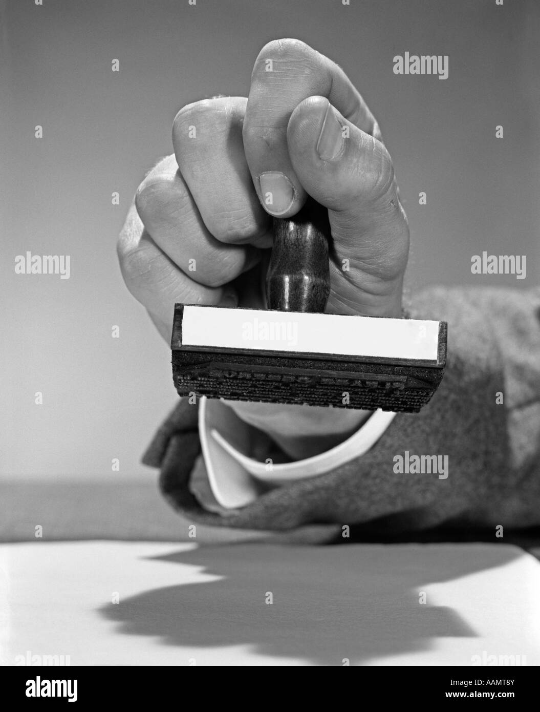 1960 MAN HAND HOLDING Rubber Stamp Banque D'Images
