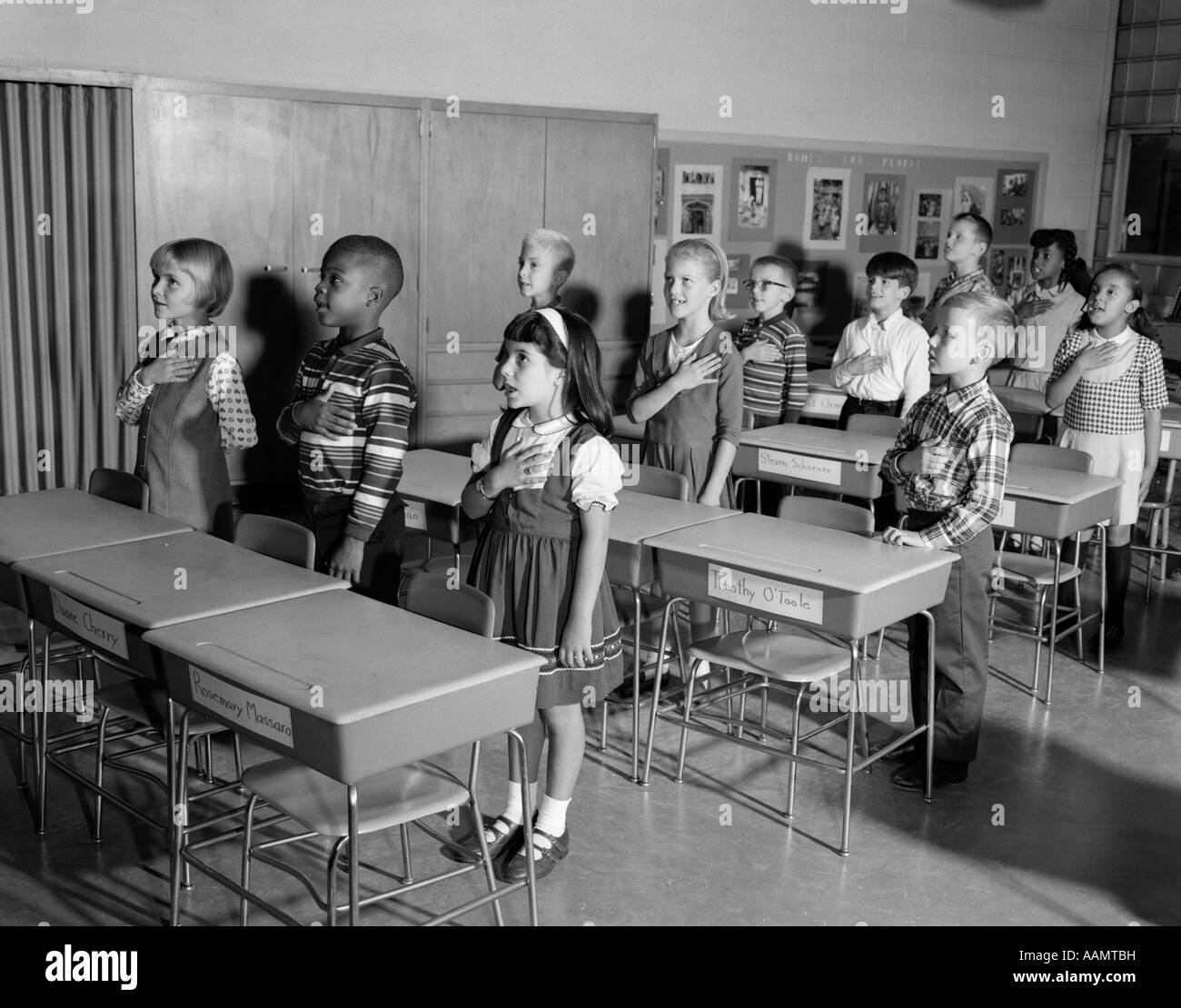 1960 enfants disant SERMENT D'ALLÉGEANCE EN CLASSE Banque D'Images