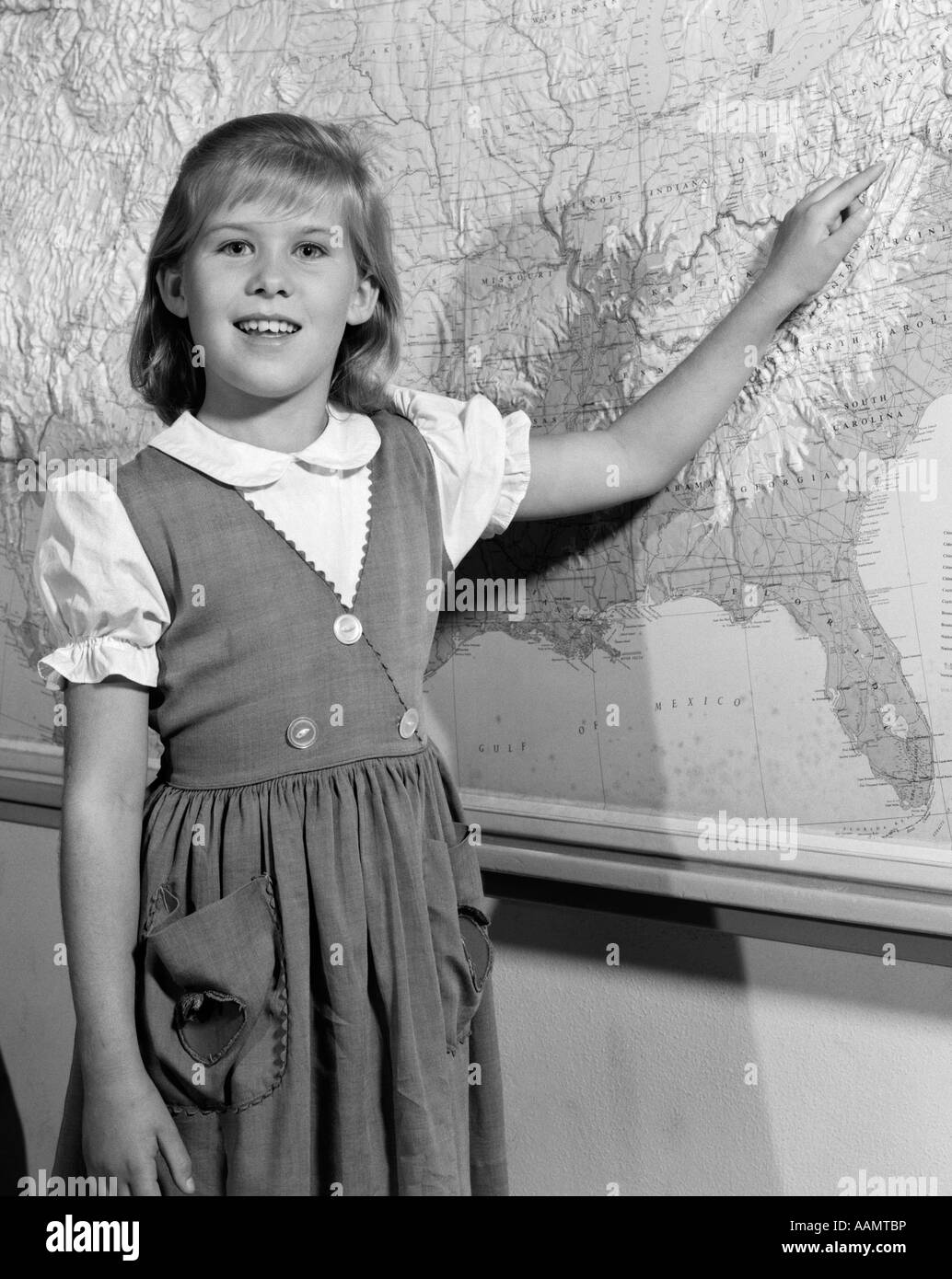 1960 LA FILLE DE L'ÉCOLE À L'AVANT DE LA CLASSE EN POINTANT SUR LA CARTE DES États-unis Banque D'Images