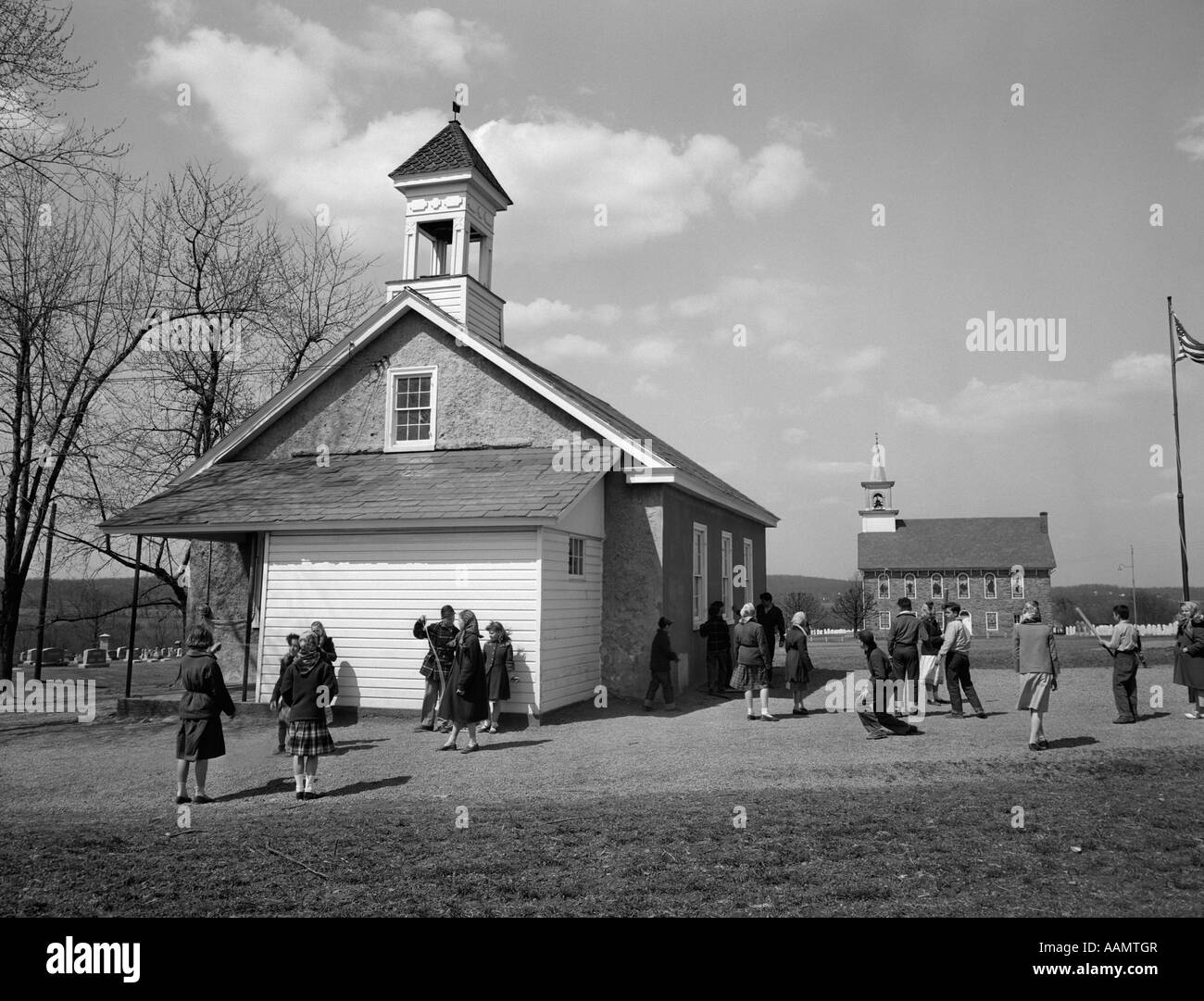 Années 40 années 50 LES ENFANTS DE L'ÉCOLE ÉLÉMENTAIRE À LA RÉCRÉATION À L'École à classe unique EN MILIEU RURAL Banque D'Images