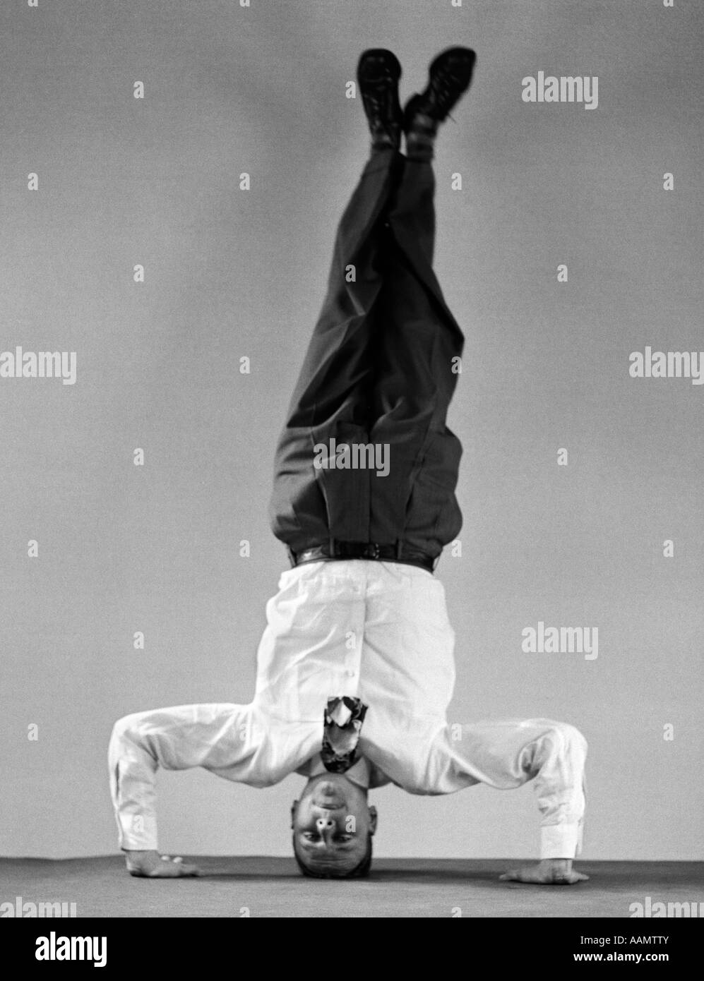 Années 1950 l'homme en chemise et cravate DEBOUT SUR LA TÊTE Photo Stock -  Alamy