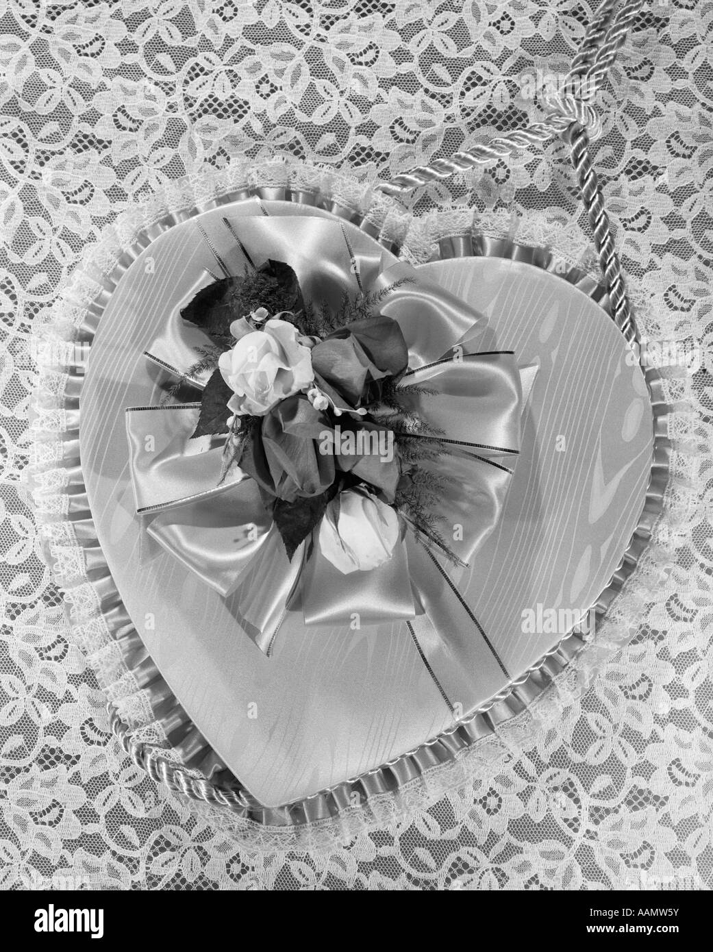 Années 1950 Années 1960 FANTAISIE VALENTINE CANDY BOX couvert de fleurs en soie et ruban de satin sur nappe en dentelle Banque D'Images