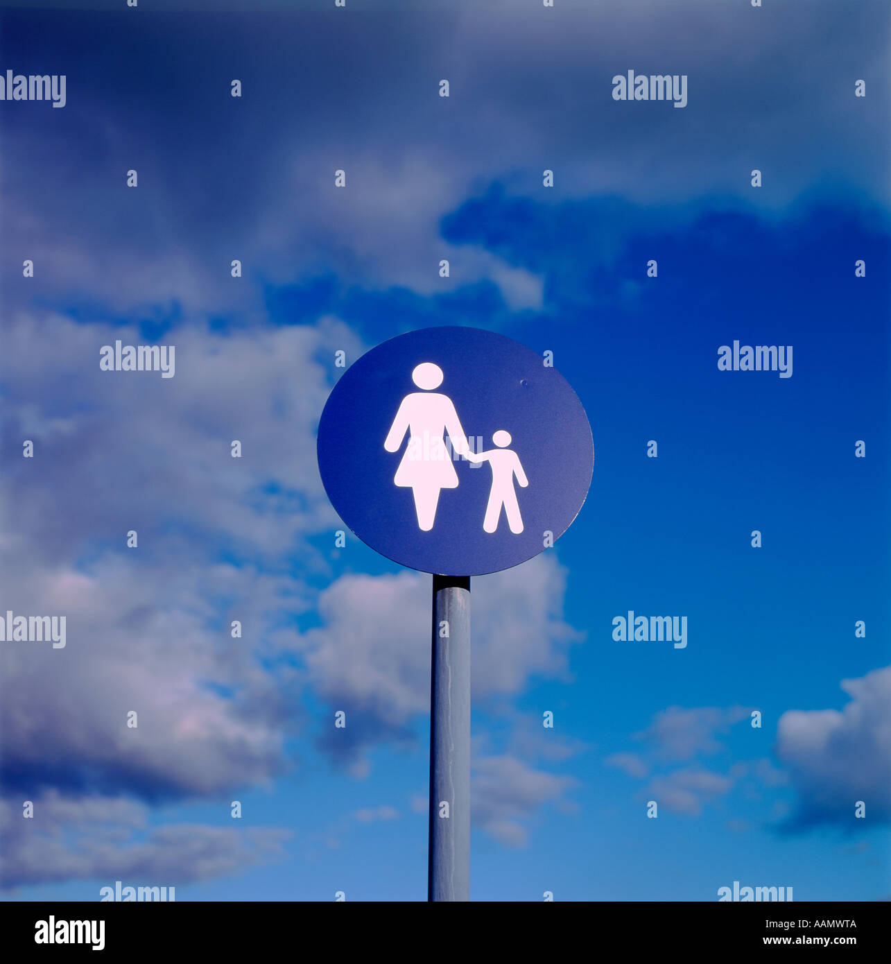 Adulte et enfant illustration sur un disque bleu contre un ciel d'orage Banque D'Images