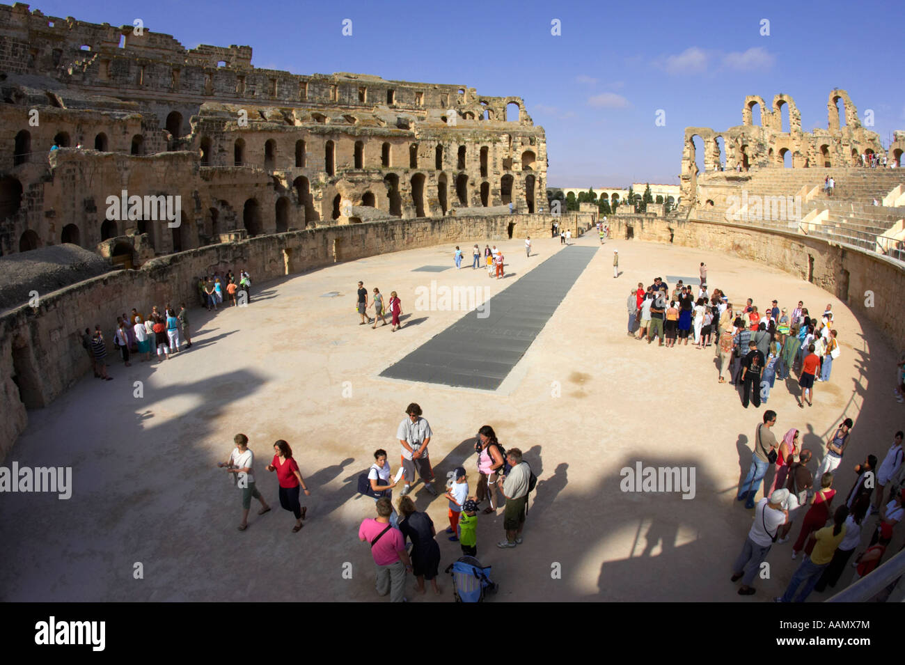 Les touristes sur le plancher de l'ancien colisée romain d'El Jem tunisie Banque D'Images