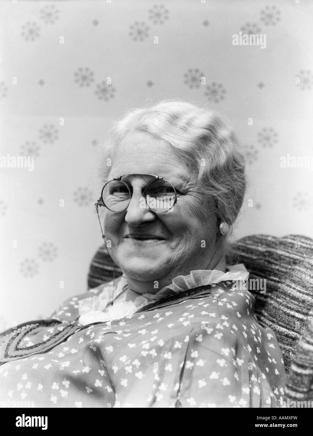 1930 PORTRAIT OF ELDERLY WOMAN SMILING cheveux blancs portant des lunettes pince-nez Banque D'Images