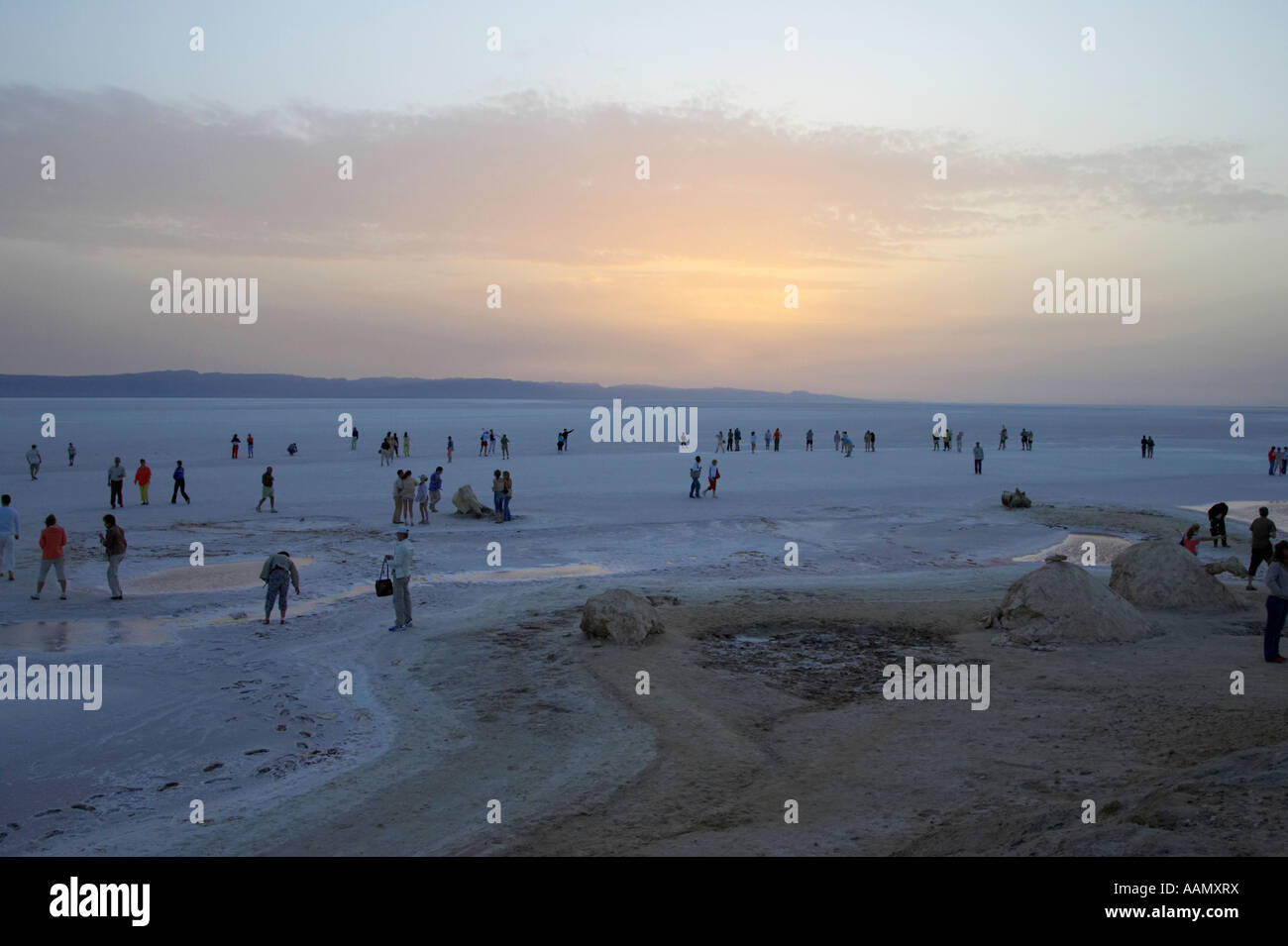 Accueillant des visiteurs de marcher sur les salines en attendant le lever du soleil la tunisie Chott el-jérid Banque D'Images