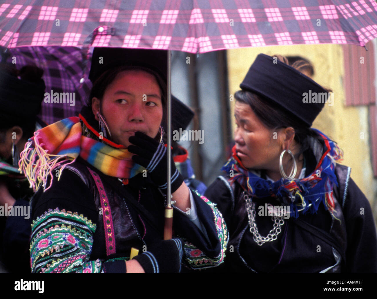 Les femmes des minorités ethniques du Hmong noir se protègent avec un parapluie, Sapa, Alpes Tonkinese, Nord Vietnam Banque D'Images