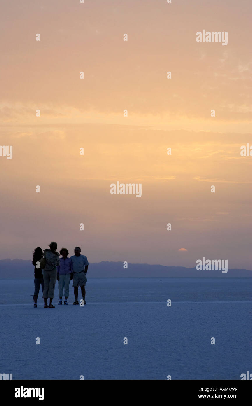 Les touristes de prendre des photos de l'aube sur le lac salé chott El Djerid Tunisie à la verticale Banque D'Images