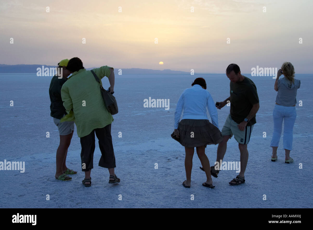 Les touristes voir le soleil se lever sur le lac salé chott El Djerid tunisie au Banque D'Images