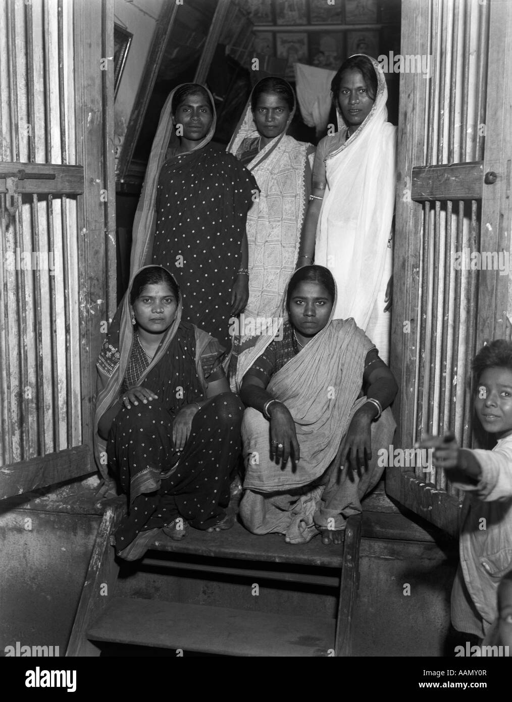 1930 DAMES DE PLAISIR GRANT ROAD BOMBAY INDE LES FEMMES PROSTITUÉES EN SARIS IN DOORWAY Banque D'Images