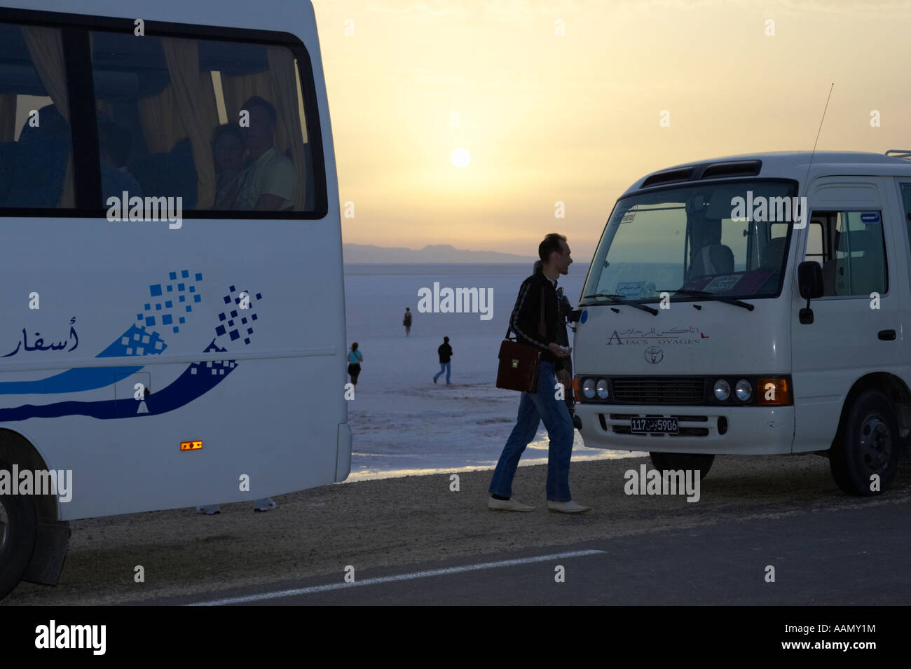 Promenades touristiques entre deux bus touristiques comme le soleil se lève sur la tunisie Chott el-jérid Banque D'Images