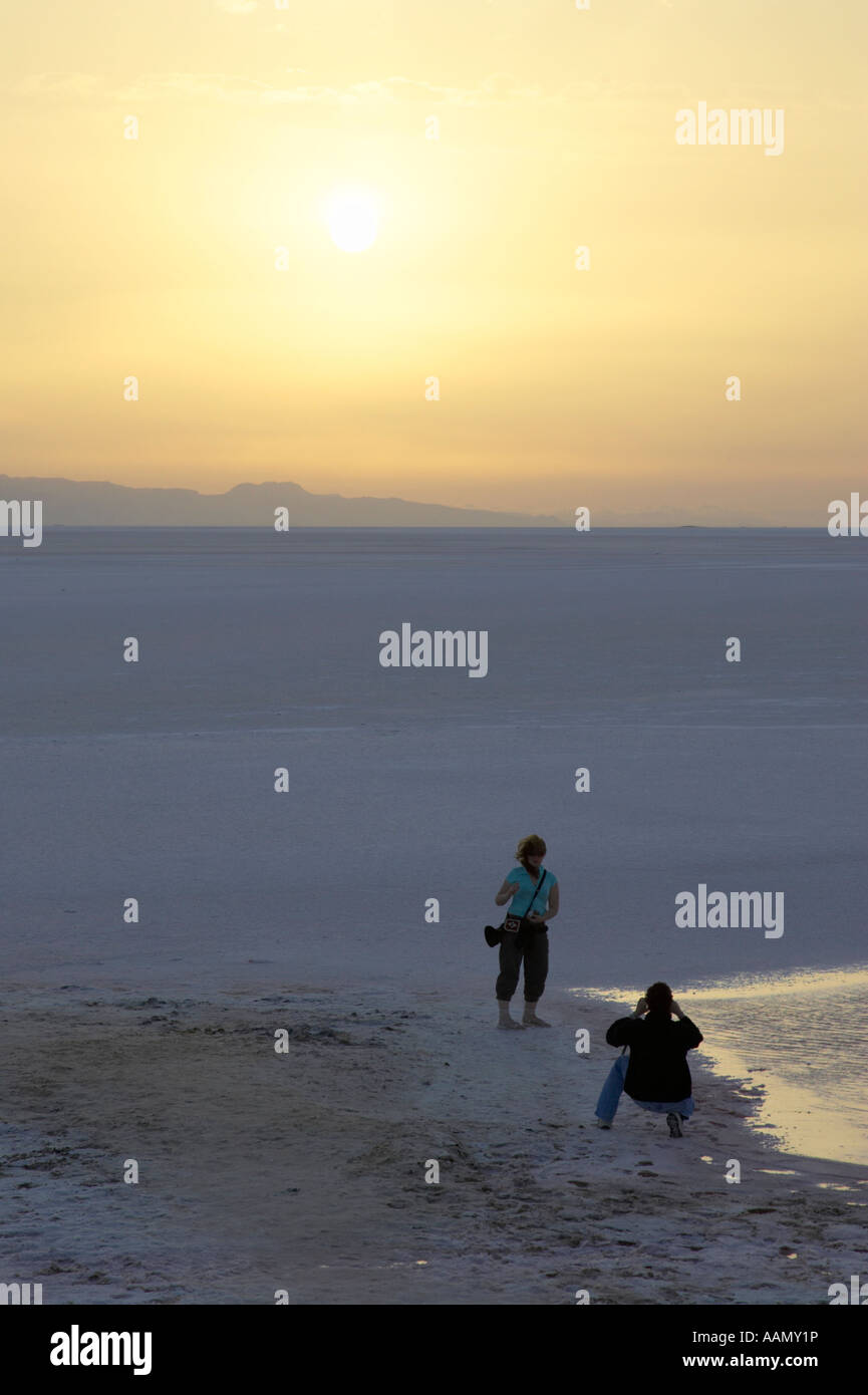Les hommes et les femmes tourist couple prendre photo de l'aube sur chott El Djerid tunisie Banque D'Images