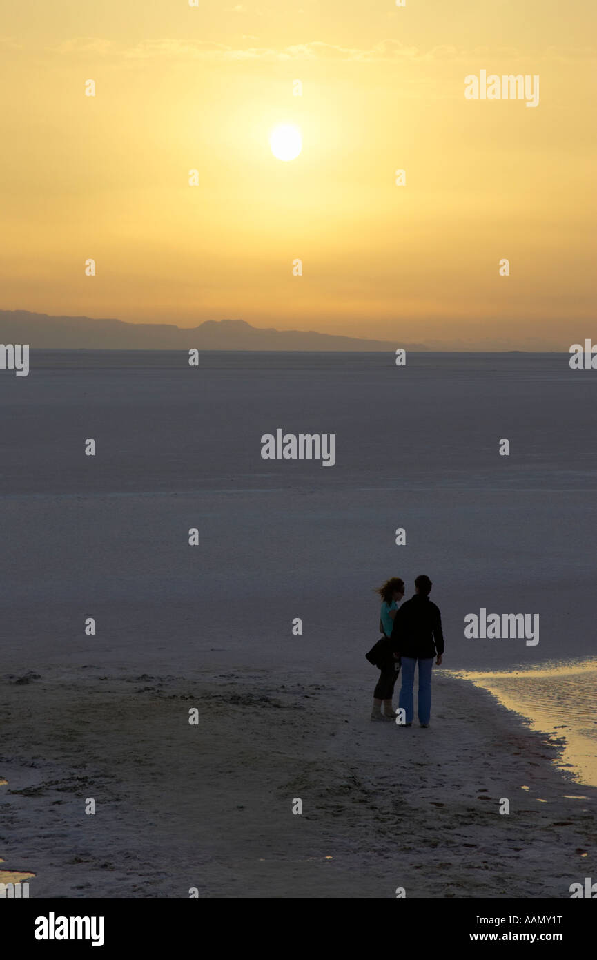 Lone tourist couple debout à regarder le soleil se lever sur vertical tunisie Chott el-jérid Banque D'Images