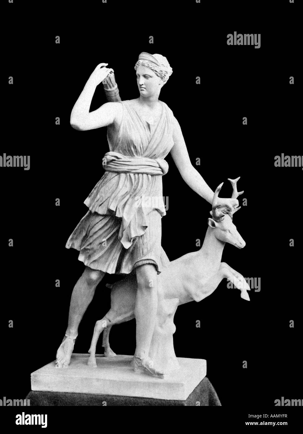 STATUE EN MARBRE DE DIANA DÉESSE ROMAINE DE LUNE ANIMAUX FORÊTS également connu sous le nom de déesse grecque Artémis Banque D'Images