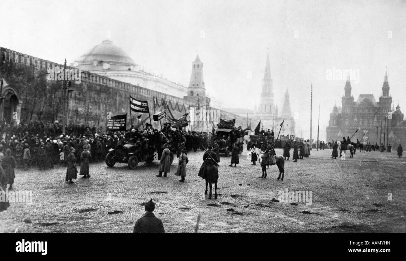 Avril 1923 Moscou PARADE RASSEMBLEMENT COMMUNISTE MANIFESTATION À LA PLACE ROUGE KREMLIN RÉVOLUTION RUSSE LE COMMUNISME politique 1920 Banque D'Images